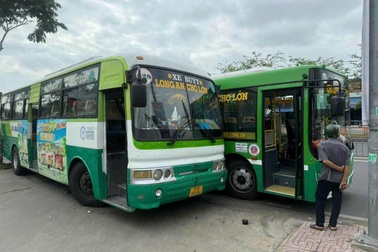 Tạm đình chỉ 2 tài xế lái xe buýt ép nhau lao lên vỉa hè ở TPHCM
