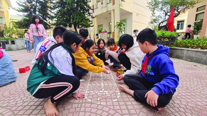 Học sinh thích thú với trò chơi ô ăn quan.