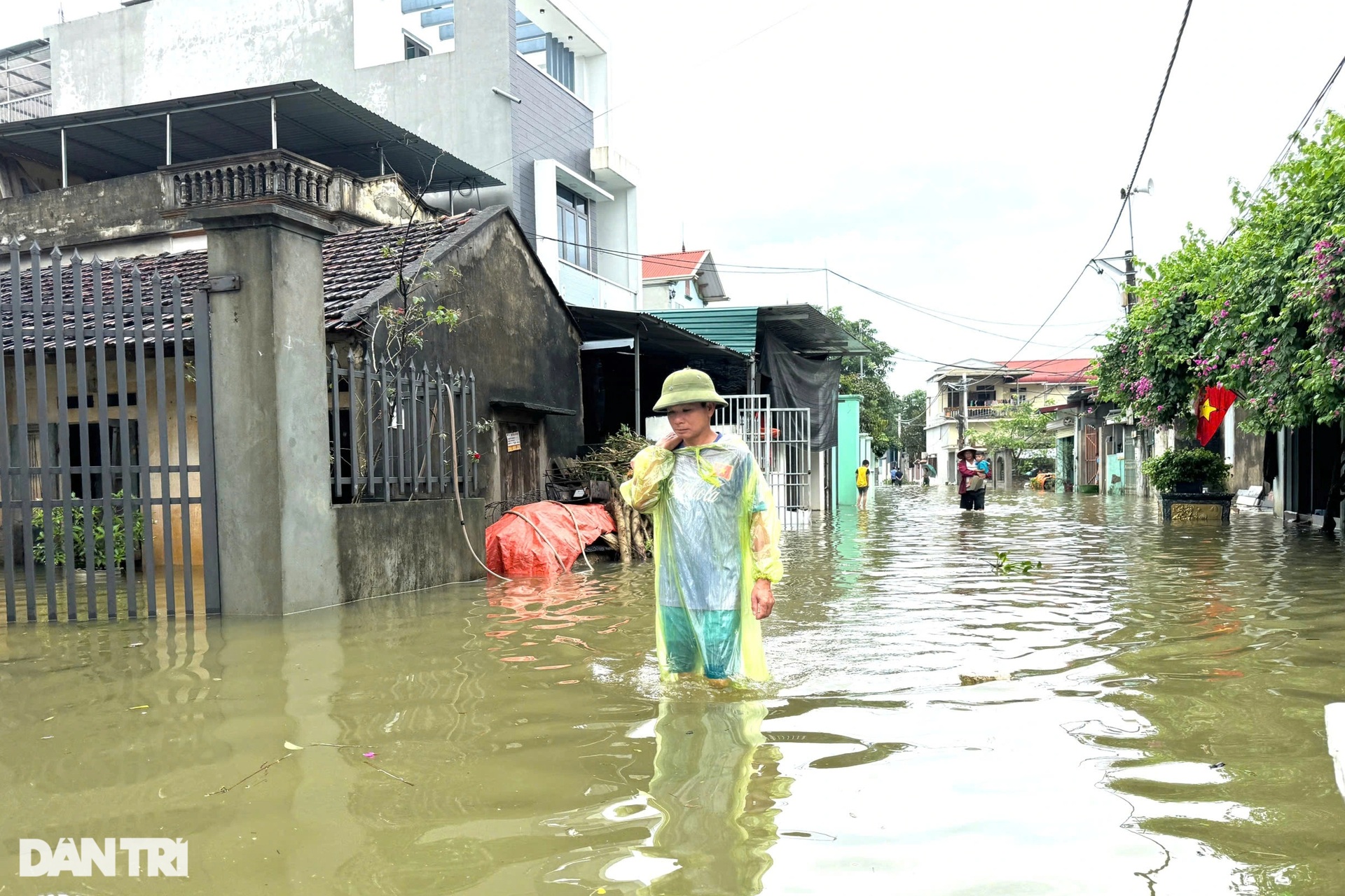 Hà Nội: Nhà chìm giữa ốc đảo, mẹ ôm con 9 tháng tuổi tháo chạy - 10 Hà Nội: Nhà chìm giữa ốc đảo, mẹ ôm con 9 tháng tuổi tháo chạy - 10