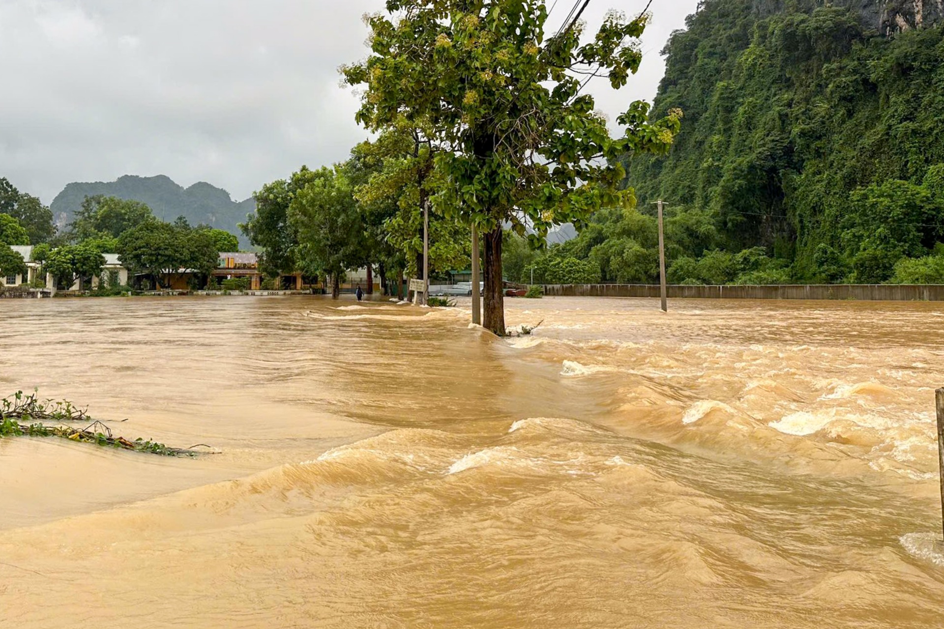 Mưa lũ cuồn cuộn đổ về, nhiều nơi ở Lạng Sơn chìm trong biển nước - 6
