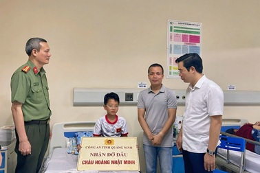 Công an Quảng Ninh nhận đỡ đầu cháu bé sống sót vụ lật tàu Vịnh Xanh 58