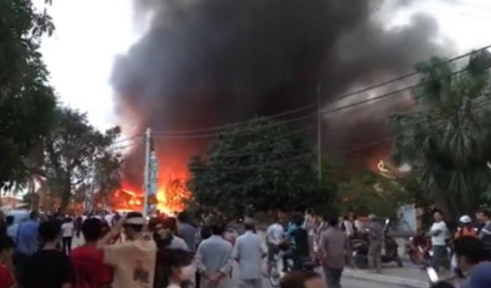 Xưởng may rộng 1.900m2 bốc cháy ngùn ngụt, hàng trăm người bỏ chạy - 1