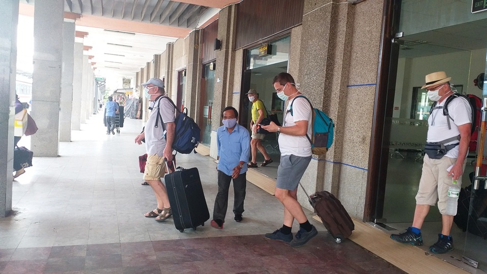 Đà Nẵng: Người dân, du khách chấp hành đeo khẩu trang nơi công cộng - 3 Đà Nẵng: Người dân, du khách chấp hành đeo khẩu trang nơi công cộng - 3