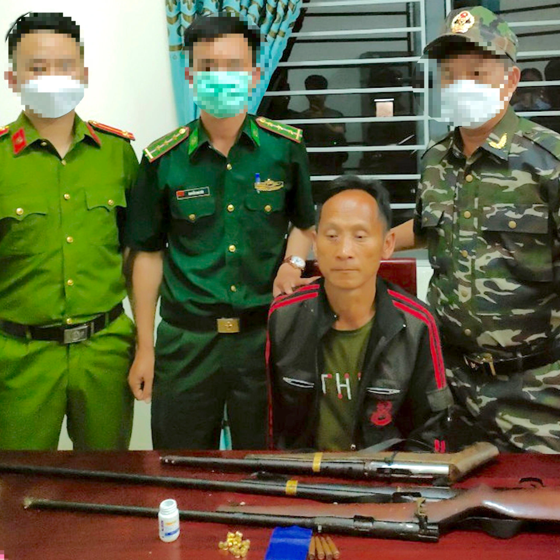 Mang 3 khẩu súng phòng thân khi đi buôn ma túy - 1 Mang 3 khẩu súng phòng thân khi đi buôn ma túy - 1
