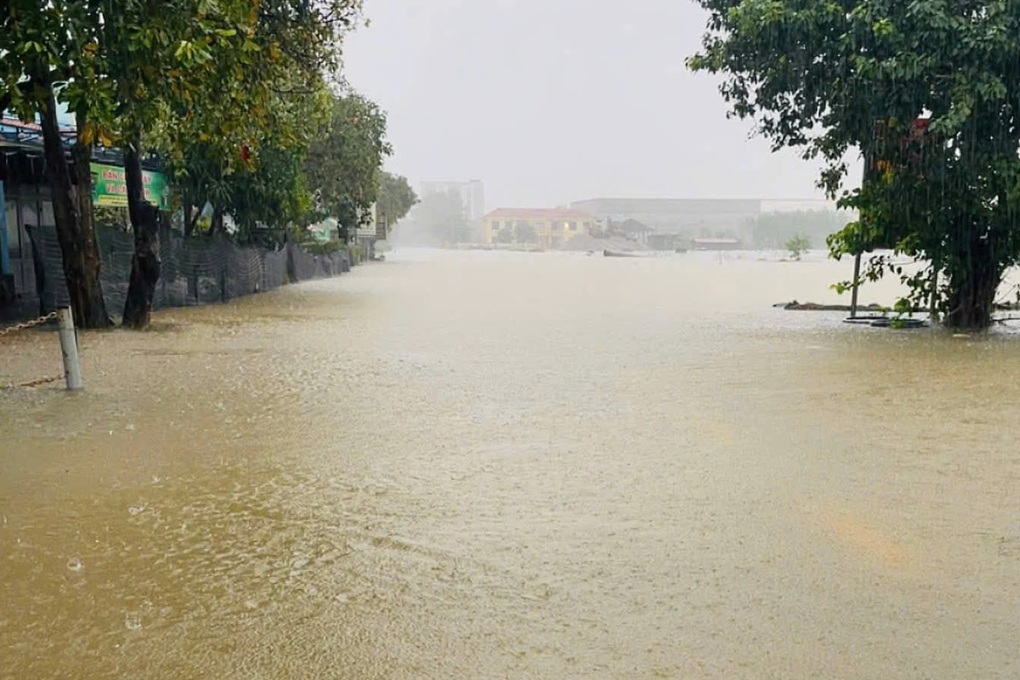 Tiotusentals elever i Ha Tinh och Quang Tri slutade tillfälligt gå i skolan på grund av översvämningar - 2 Hàng chục nghìn học sinh Hà Tĩnh, Quảng Trị tạm dừng đến trường do mưa lũ - 2