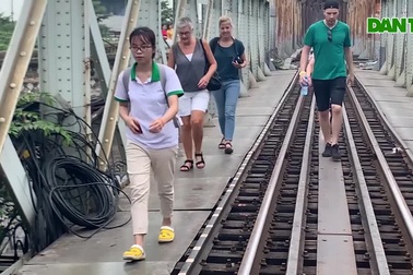 Phố cà phê đường tàu đóng cửa, khách du lịch đổ xô ra cầu Long Biên chụp ảnh