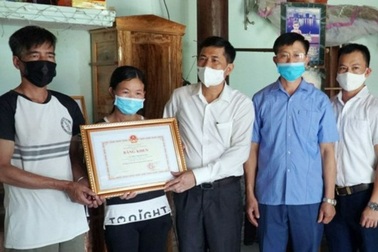 Truy tặng Bằng khen tới học sinh lớp 7 dũng cảm cứu 2 em nhỏ bị đuối nước