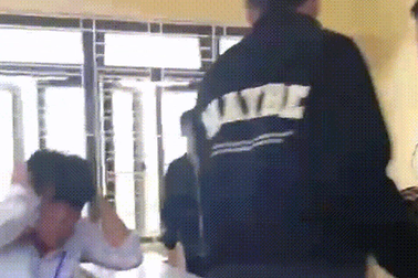 Nam sinh lớp 11 bị bạn học đánh túi bụi, phải nhập viện