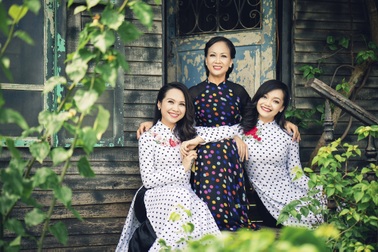 MC Mỹ Lan luôn tự hào vì có mẹ đẹp và khéo không ai bằng