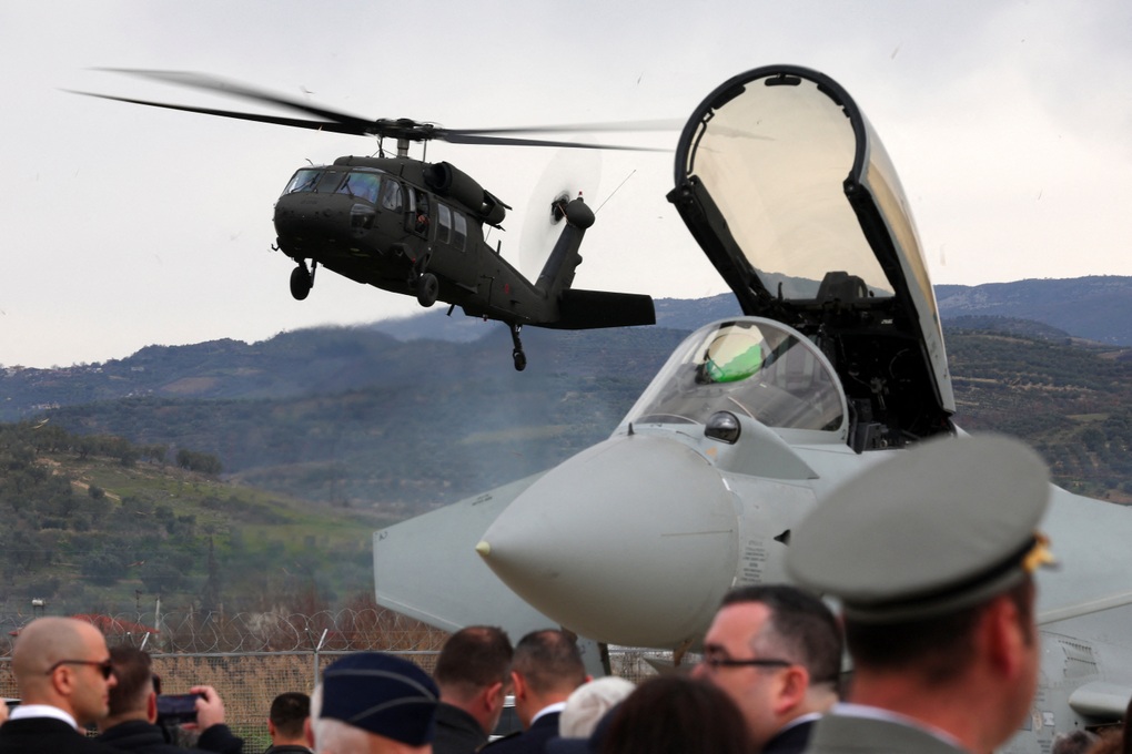 Albania mở lại căn cứ không quân thời Liên Xô cho NATO - 1 Albania mở lại căn cứ không quân thời Liên Xô cho NATO - 1
