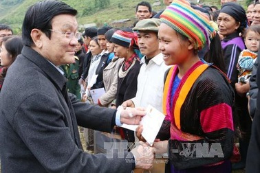 Chủ tịch nước Trương Tấn Sang khảo sát mô hình làng văn hóa du lịch cộng đồng