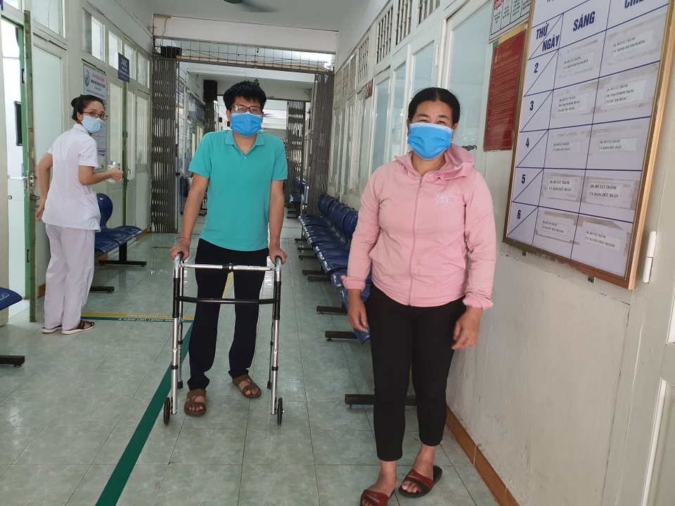 Chàng trai mồ côi: Lần đầu tập đi, mẹ con em ôm nhau bật khóc! - 1 Chàng trai mồ côi: Lần đầu tập đi, mẹ con em ôm nhau bật khóc! - 1