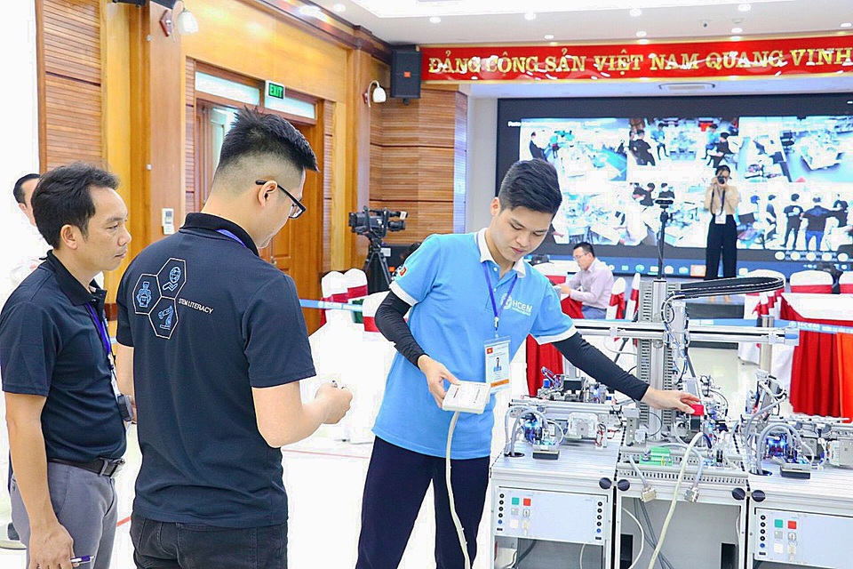 Tự hào chàng trai vàng cuộc thi nghề Cơ điện tử châu Á - Thái Bình Dương - 4 Tự hào chàng trai vàng cuộc thi nghề Cơ điện tử châu Á - Thái Bình Dương - 4