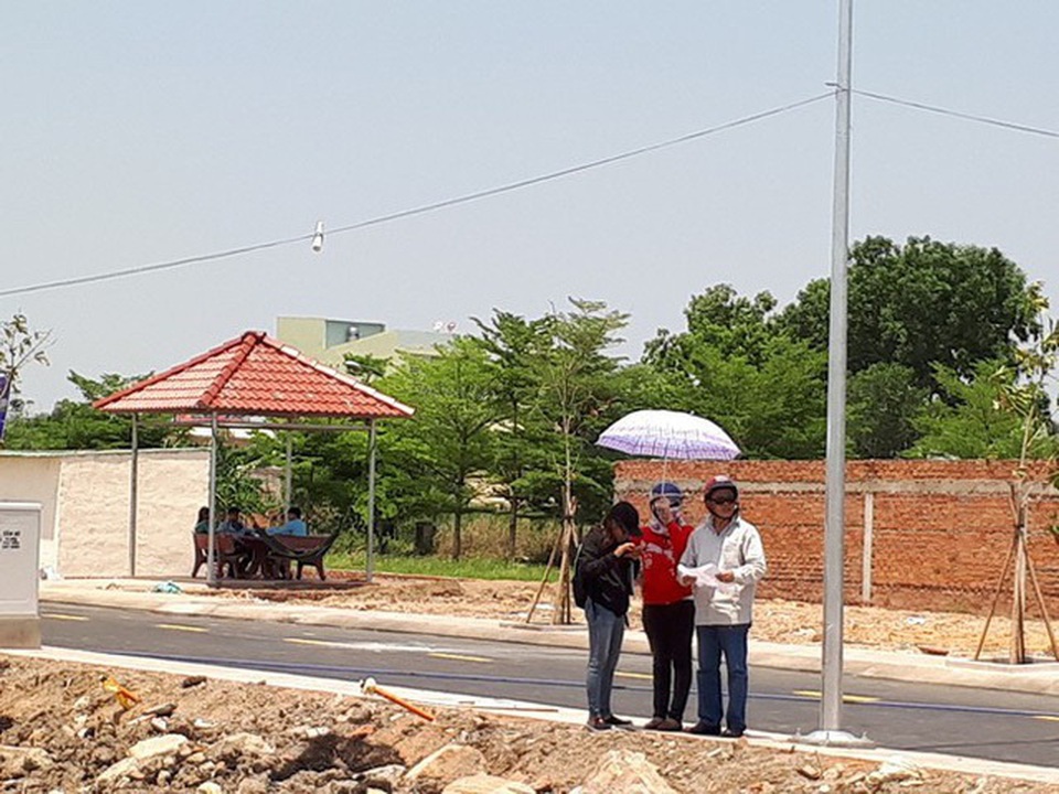 Địa phương ra tay, hết thời bán đất trong một nốt nhạc - 2 Địa phương ra tay, hết thời bán đất trong một nốt nhạc - 2