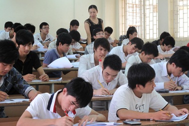 Trường dùng bộ đàm, thí sinh mở di động