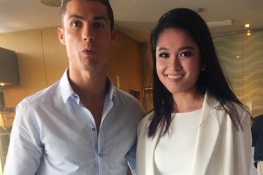 Danh thủ Cristiano Ronaldo ôm eo Á hậu Thuỳ Dung