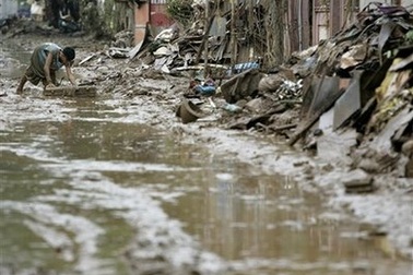 Lở đất liên tiếp chôn vùi 100 người ở Philippines