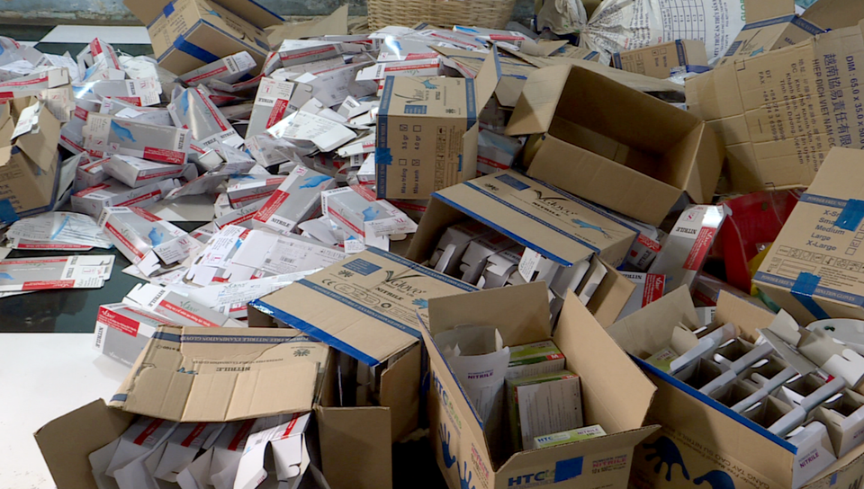 Cận cảnh hàng triệu găng tay y tế giả tại TPHCM - 4 Cận cảnh hàng triệu găng tay y tế giả tại TPHCM - 4