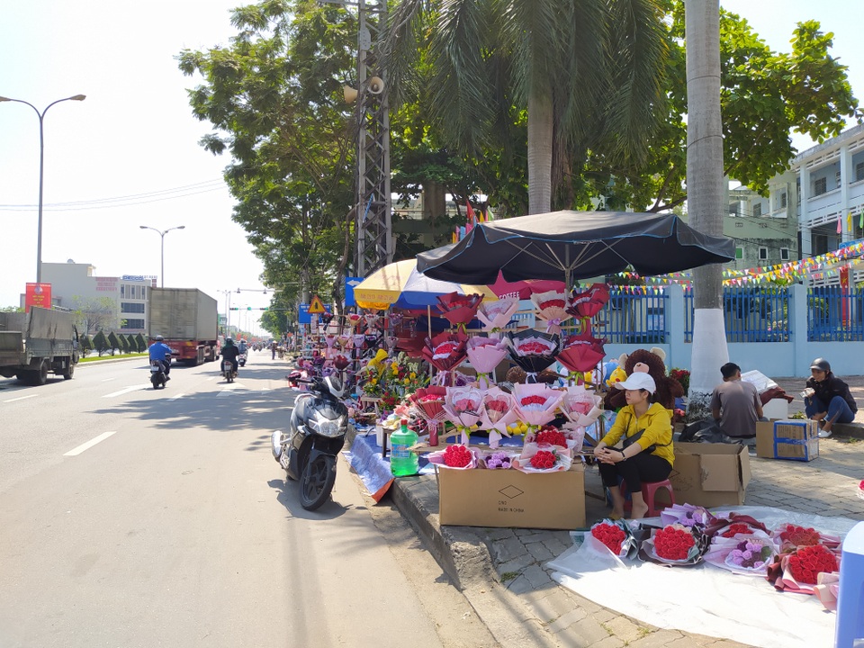 Ngày 8/3: Hoa tươi ế ẩm, hồng mạ vàng bày đầy sạp không ai mua! - 1 Ngày 8/3: Hoa tươi ế ẩm, hồng mạ vàng bày đầy sạp không ai mua! - 1