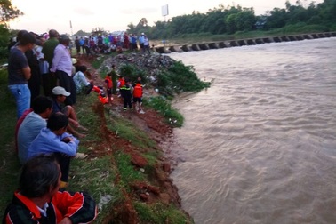 Nữ nhân viên thủy lợi bị lũ cuốn trôi khi đang vớt rác