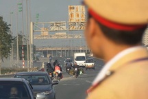 Xe máy tháo chạy khi thấy lực lượng CSGT trên đại lộ nghìn tỷ