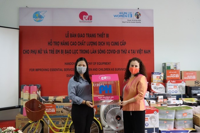 UN Women bàn giao trang thiết bị hỗ trợ phụ nữ và trẻ em là nạn nhân của bạo lực giới