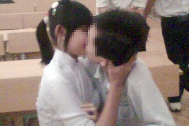 Sốc khi con trẻ "trao thân" cho...  người không biết tên