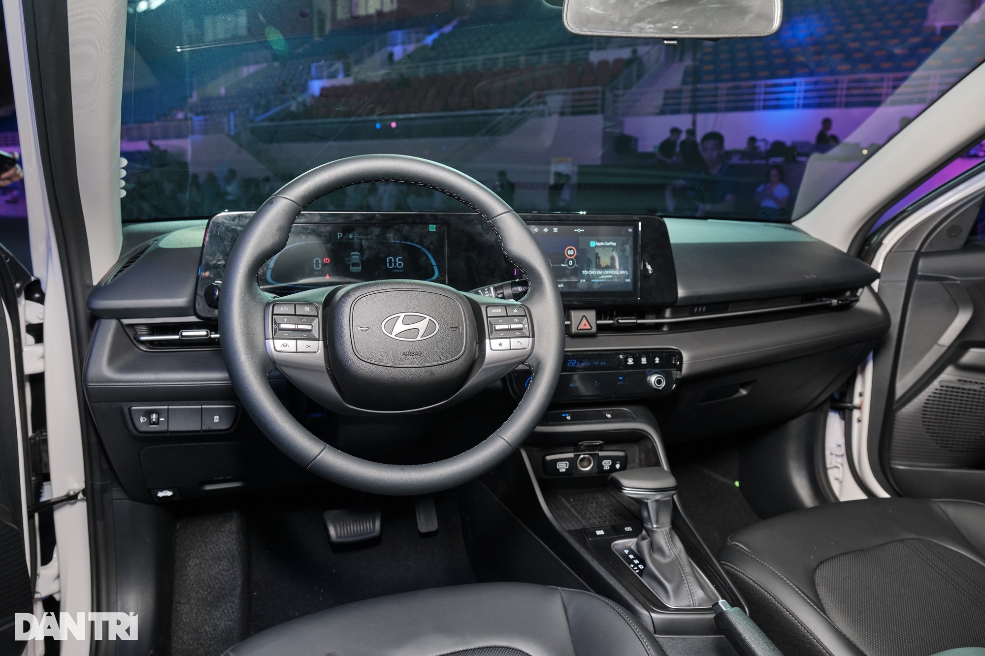 Màn hình giải trí của Hyundai Accent 2024 gây tranh cãi khi chỉ có kích cỡ 8 inch, trong khi phiên bản cao cấp của thị trường quốc tế có thể được trang bị màn 10,25 inch (Ảnh: Nguyễn Lâm).