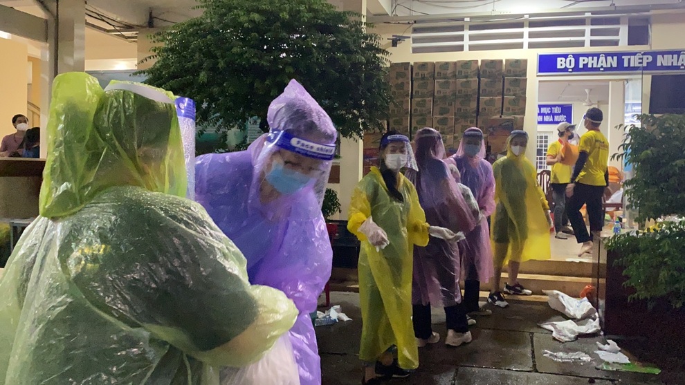 Kiều Loan, Mai Phương dầm mưa trong đêm chuyển lương thực đến khu cách ly - 3