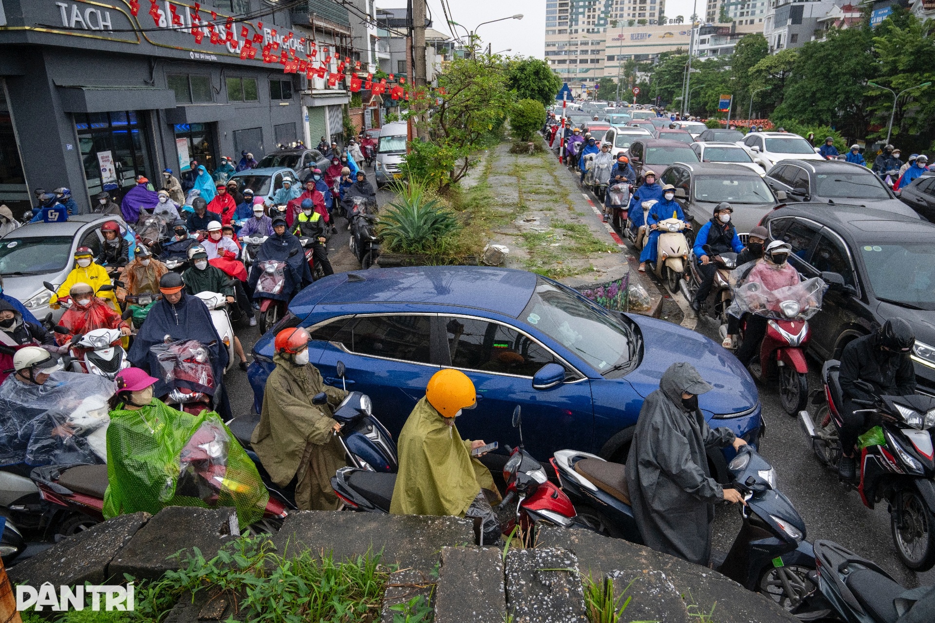 Tránh đường cấm, hàng trăm phương tiện đi ngược chiều ùn tắc cầu Long Biên - 11