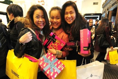 Đồng bảng Anh giảm mạnh, khách du lịch đổ xô đi mua sắm "hàng hiệu"