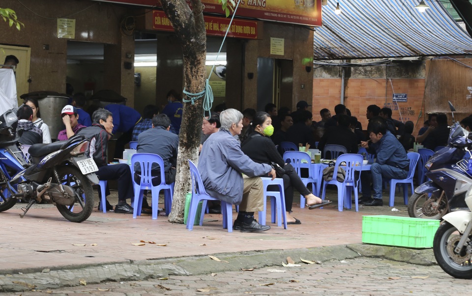 Hàng loạt quán ăn, quán cà phê đông khách trở lại: Ít người đeo khẩu trang - 1 Hàng loạt quán ăn, quán cà phê đông khách trở lại: Ít người đeo khẩu trang - 1