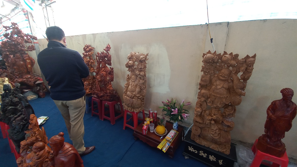 Kiếm bạc tỷ dịp Tết với tượng gỗ quý ôm đá tảng, giá trăm triệu mỗi bức - 21 Kiếm bạc tỷ dịp Tết với tượng gỗ quý ôm đá tảng, giá trăm triệu mỗi bức - 21