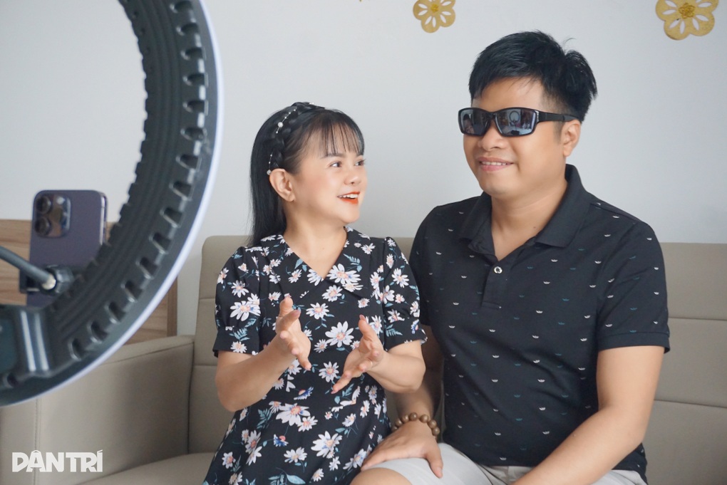 TPHCM: Hôn nhân hạnh phúc của cô gái tí hon cao 1,25m và chồng kém 14 tuổi - 1 TPHCM: Hôn nhân hạnh phúc của cô gái tí hon cao 1,25m và chồng kém 14 tuổi - 1