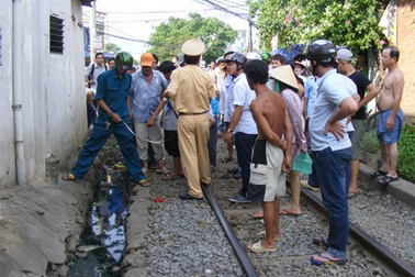 Cố chui qua barie, một phụ nữ bị tàu cán tử vong