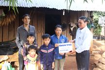 Gần 96 triệu đồng đến với ba anh em có bố mắc ung thư, ông bị mù
