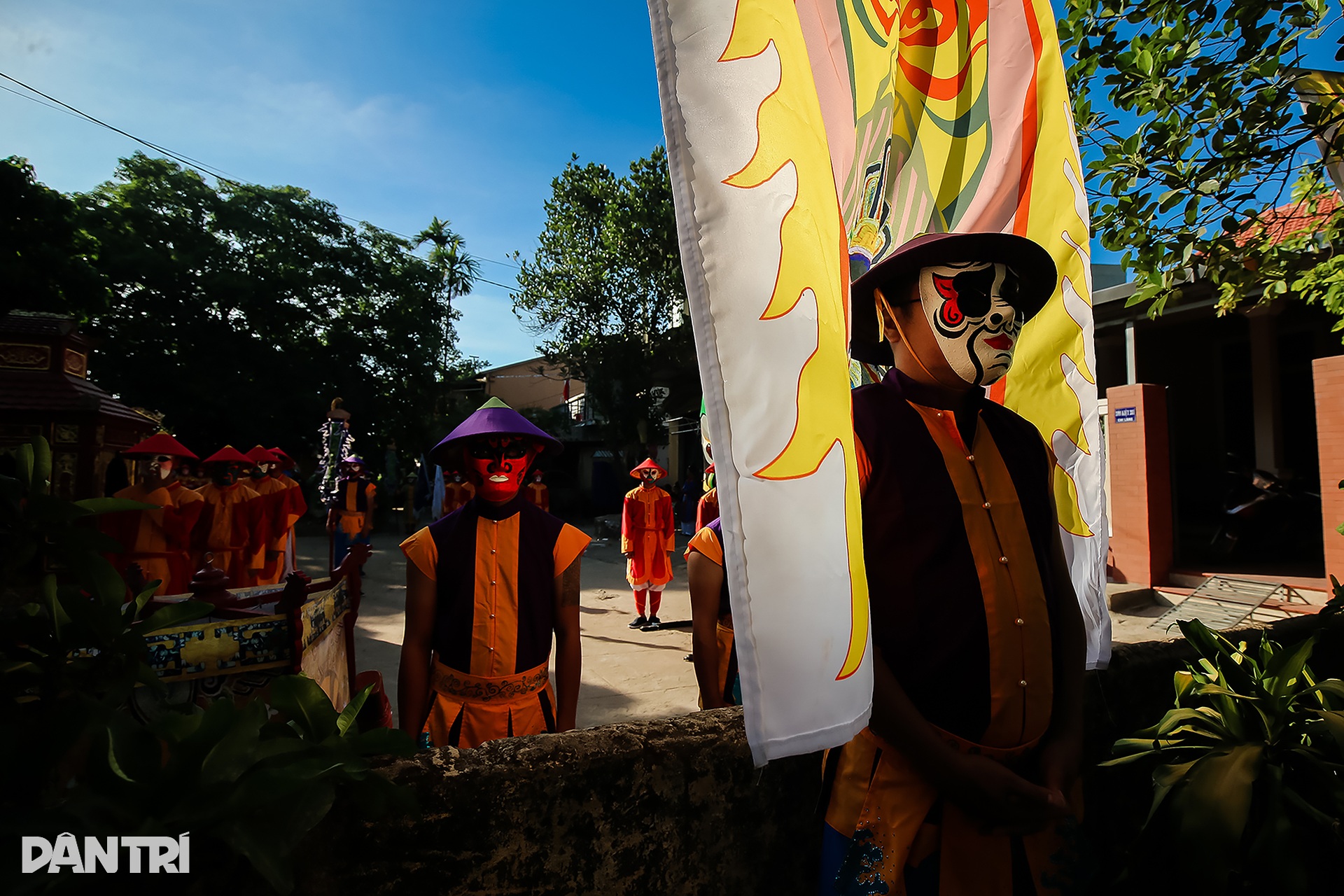 Gần 200 nghệ sĩ rước mặt nạ tuồng trên đường phố Huế - 7