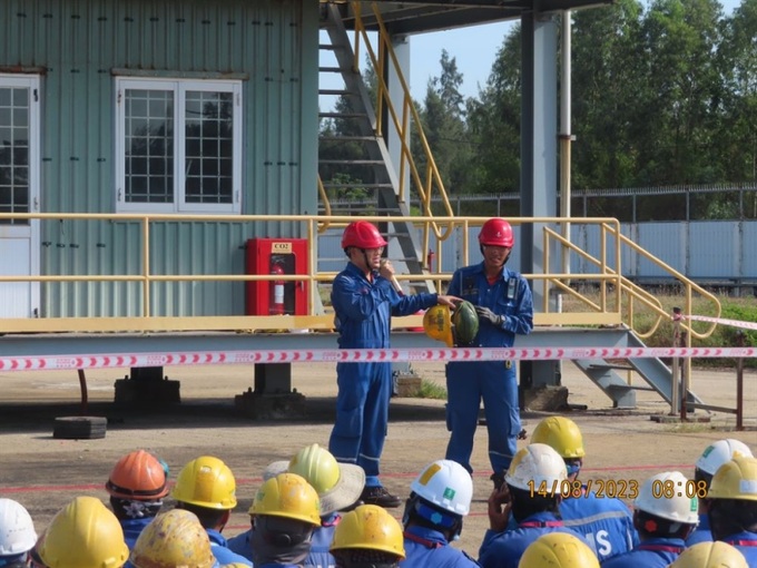 Đại diện BSR thuyết trình về tầm quan trọng của việc trang bị đầy đủ bảo hộ để đảm bảo an toàn.