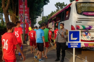 Cảnh sát bảo vệ U19 Việt Nam ở Indonesia