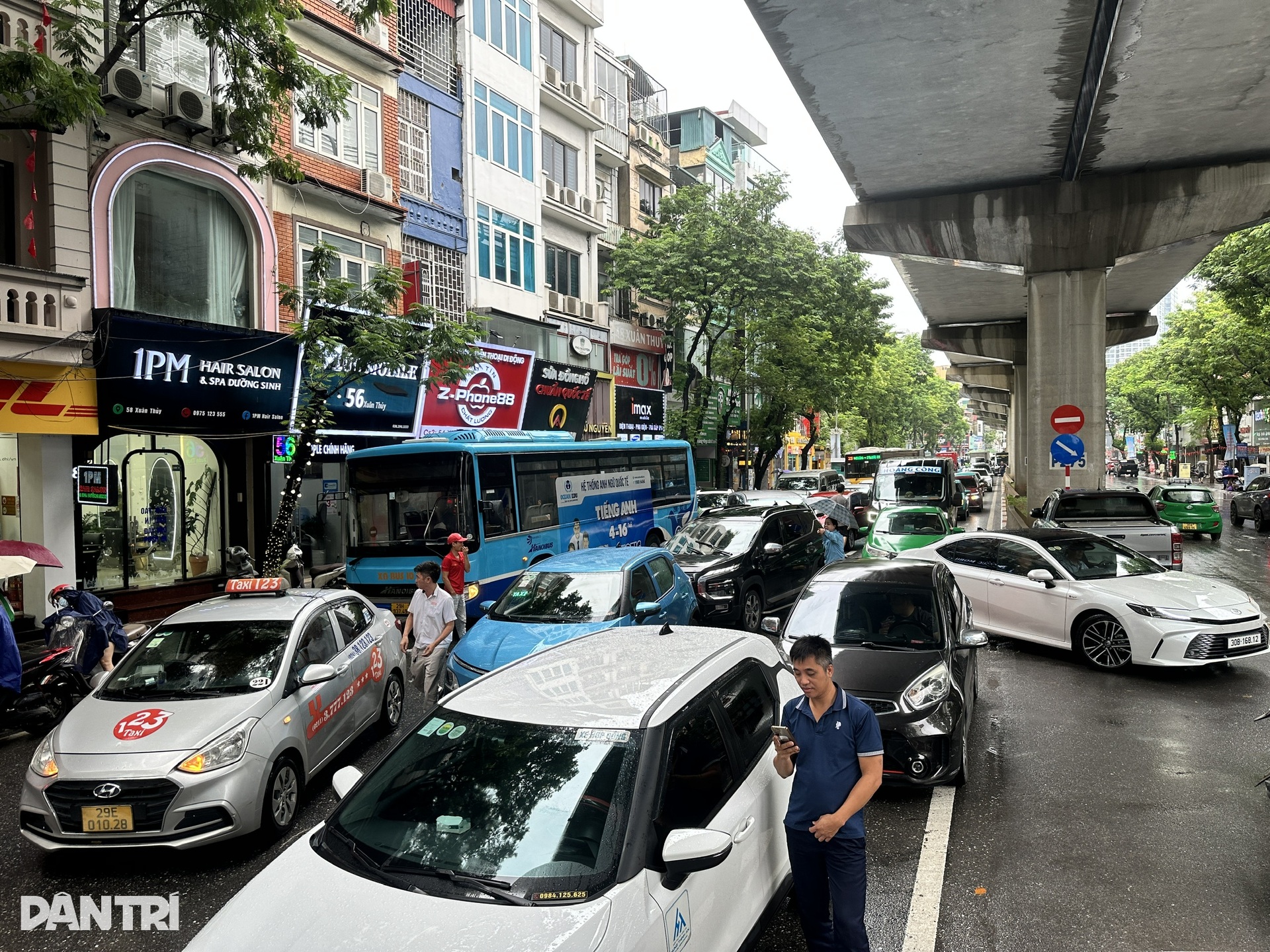 Muôn kiểu ứng phó mưa lớn, vượt ngập sâu của người Hà Nội - 3 Muôn kiểu ứng phó mưa lớn, vượt ngập sâu của người Hà Nội - 3