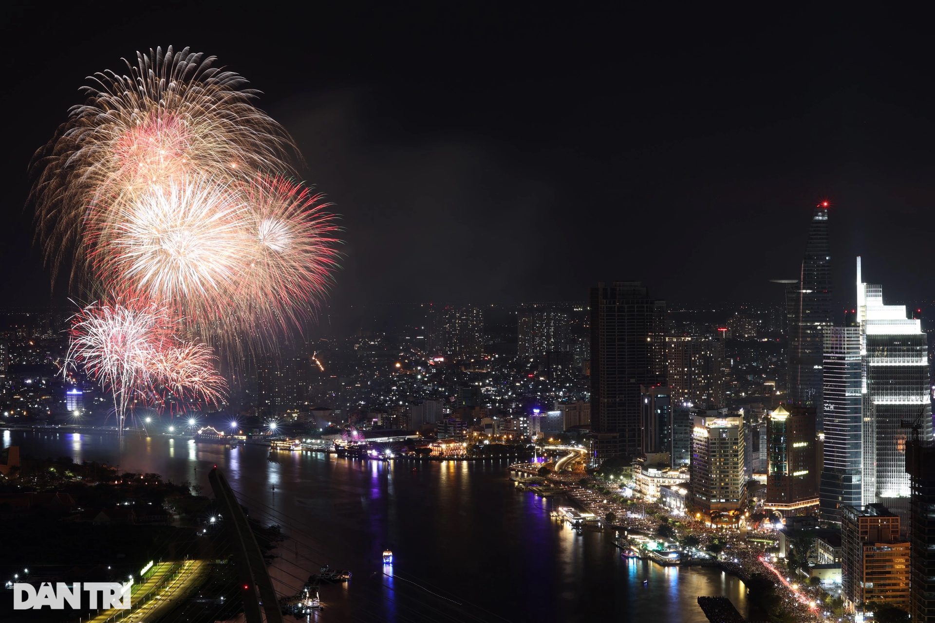 Không khí người dân vui tươi, hứng khởi đón năm mới 2023 trên khắp cả nước - 1 Không khí người dân vui tươi, hứng khởi đón năm mới 2023 trên khắp cả nước - 1