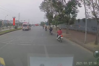 Nam sinh đầu trần chạy xe máy phóng nhanh gây tai nạn