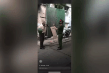 Bị nhắc không đeo khẩu trang, cụ ông dùng mũ cối đập vào mặt công an