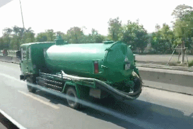 Xe hút hầm cầu vừa đi vừa xả... chất thải ra đường tại Hà Nội