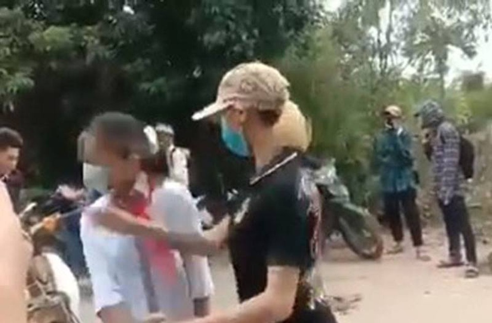 Nữ sinh bị chặn đánh trên đường đi học về do mâu thuẫn từ facebook - 1 Nữ sinh bị chặn đánh trên đường đi học về do mâu thuẫn từ facebook - 1