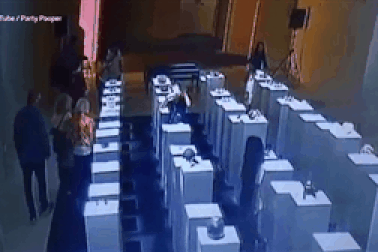 Mải chụp ảnh, khách tham quan phá hủy một loạt tác phẩm đắt tiền