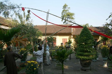 Xem lễ  “Dựng - hạ nêu” lớn nhất tại Huế 