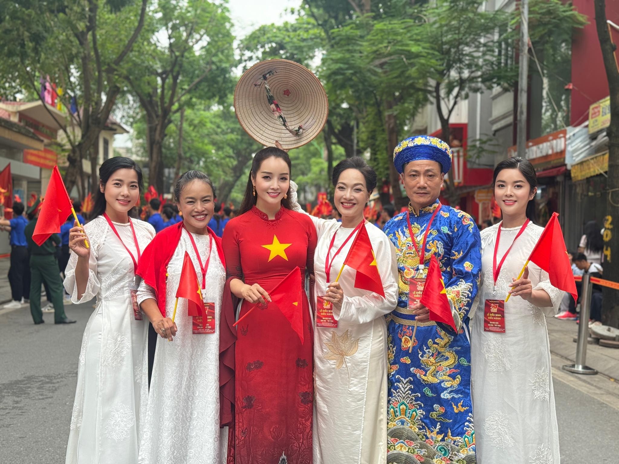 Hoàng Thuỳ Linh lần đầu tiên công khai xuất hiện cùng Đen Vâu - 3