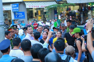 Phó Chủ tịch TP đích thân đi dẹp chợ, tiểu thương phản ứng dữ dội