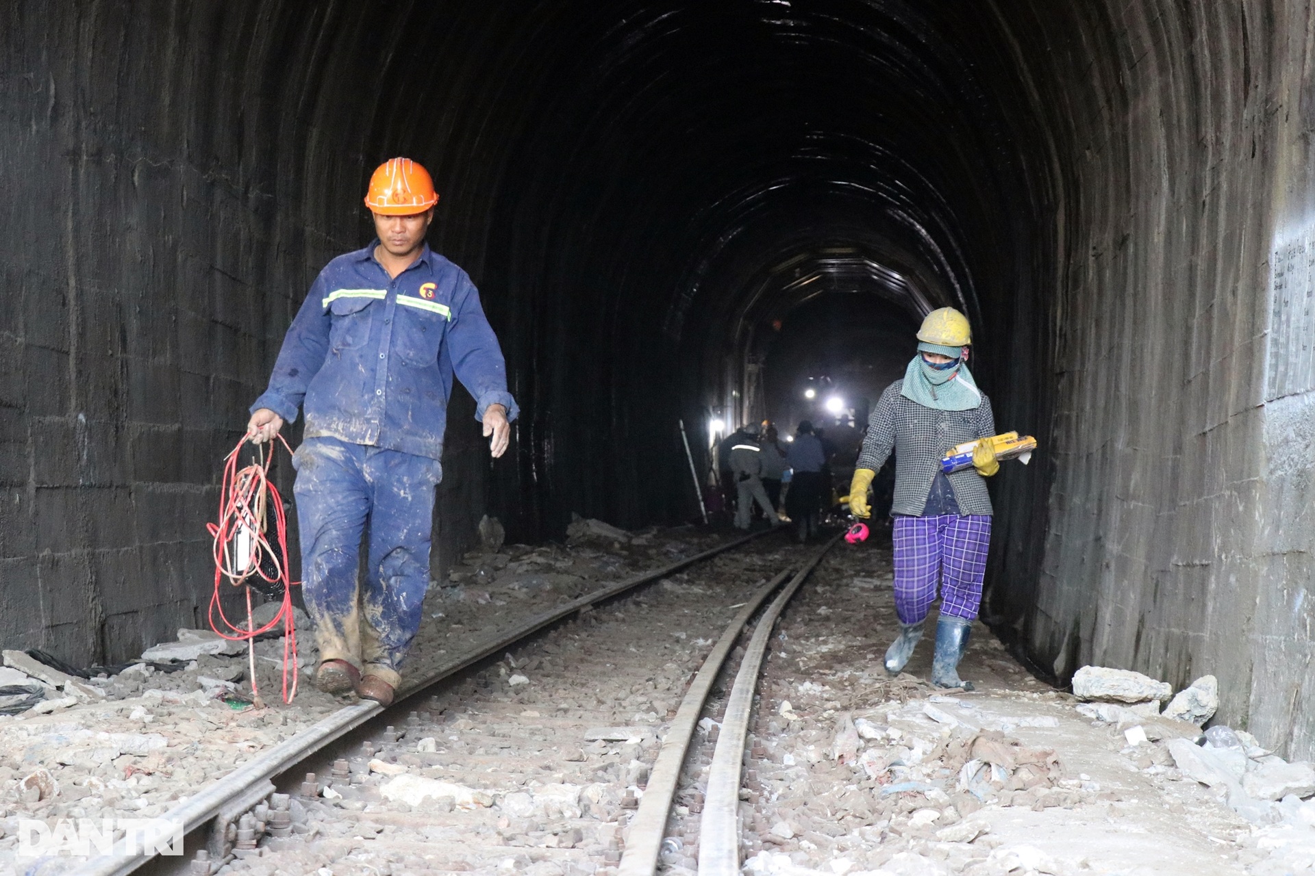Xem vòm sắt vá điểm sạt lở trong hầm đường sắt Bãi Gió - 11 Xem vòm sắt vá điểm sạt lở trong hầm đường sắt Bãi Gió - 11